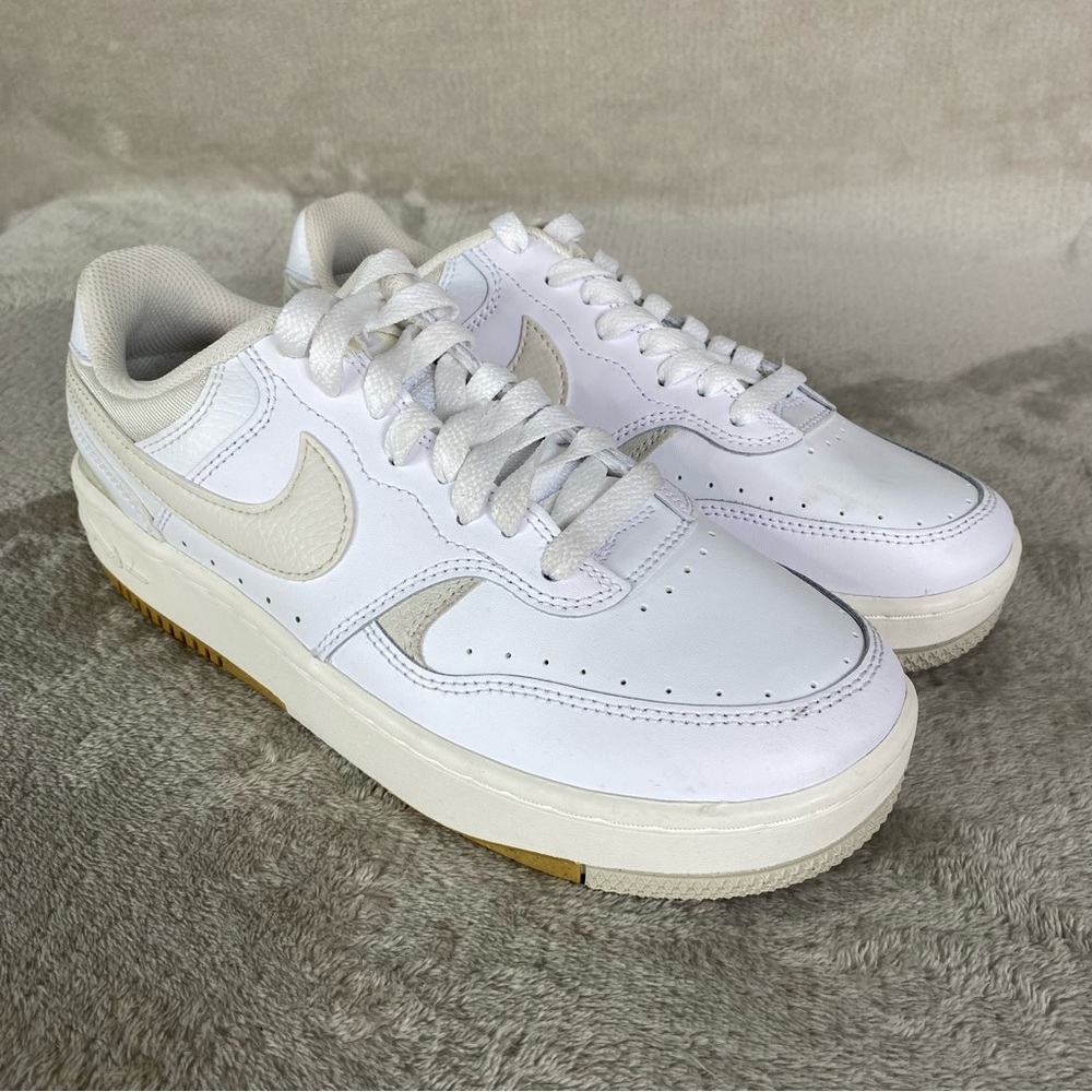 Nike Gamma Force Womens Size 8 White Light Bone Leather Running Shoes
